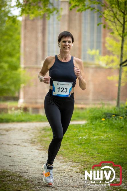 Volle terrassen, bruisende kleedjesmarkt en sportieve Wallenloop: Elburg leeft tijdens koningsdag! - &copy; NWVFoto.nl